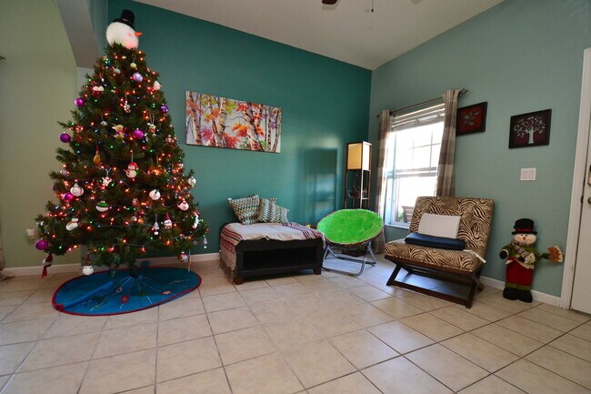 Building Photo - Large, End Unit 5B/3.5B Townhome - Gated Community, Heritage Commons