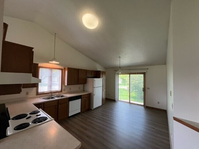 Building Photo - 330