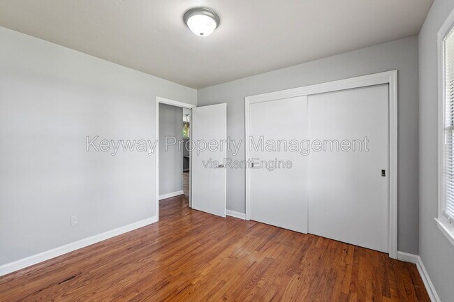 Building Photo - 2105 Eastland Dr