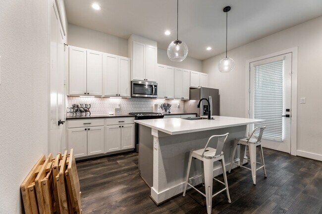 Building Photo - 5725 White Magnolia St.