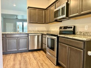 Building Photo - Great Location!