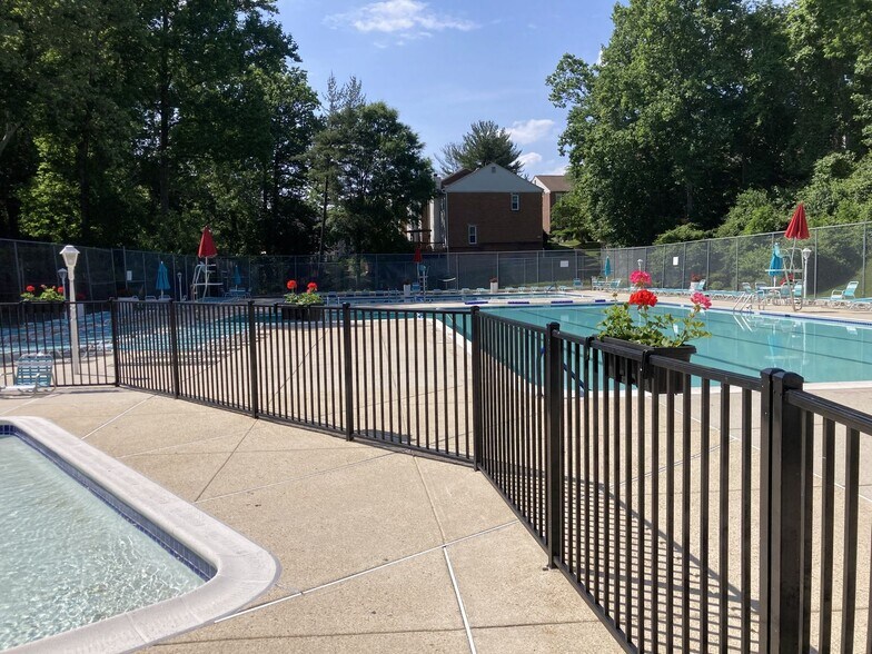 Building Photo - 10618 Kenilworth Ave