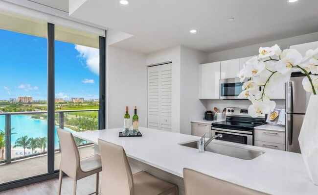 Building Photo - 2301 Laguna Cir