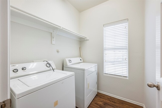 Building Photo - 7500 Lazy Spur Blvd