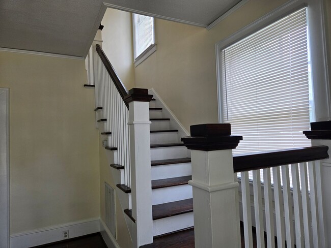 Building Photo - 4 Bedroom 2 bath Home For Rent - Heart of Florence