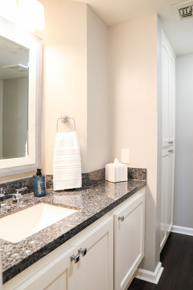 Building Photo - THE UPTOWN | Modern | Furnished | Bankers Hill Condo | Across from Balboa Park