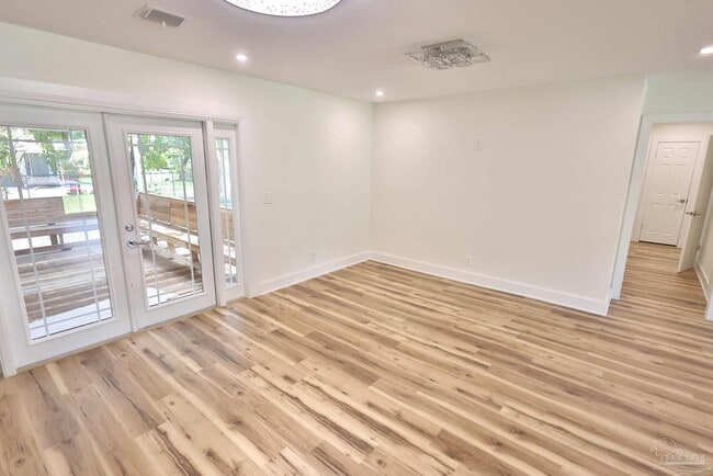 Building Photo - 3795 Summer Dr