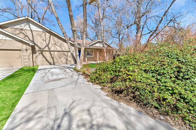 Primary Photo - 4552 W Kendall St