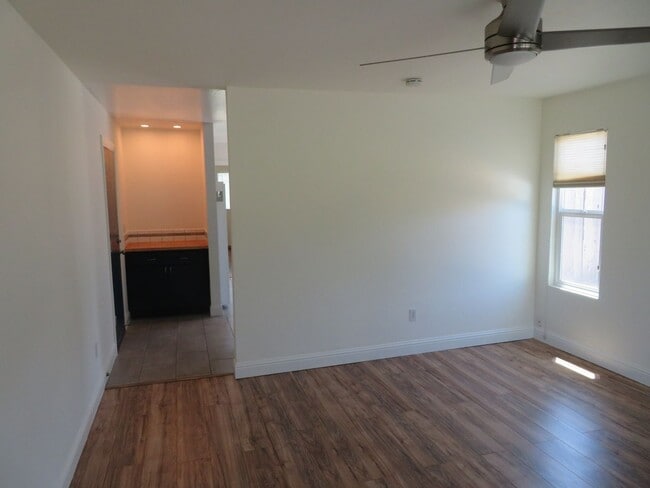 Building Photo - Beautiful 2 bed 1 bath end unit Townhome i...