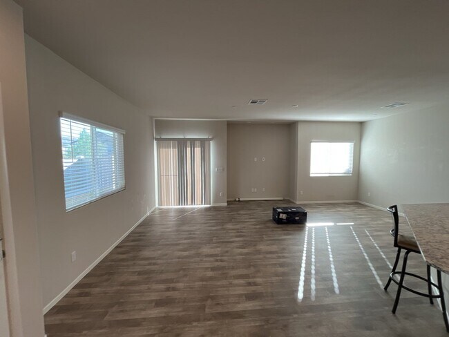 Building Photo - SHORT TERM LEASE,  Beautiful 3 bedroom 3 bathroom townhome.