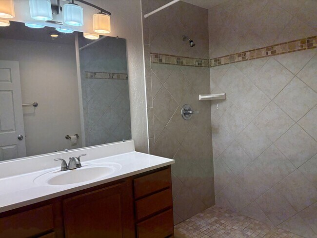 Building Photo - Central 3 Bedroom