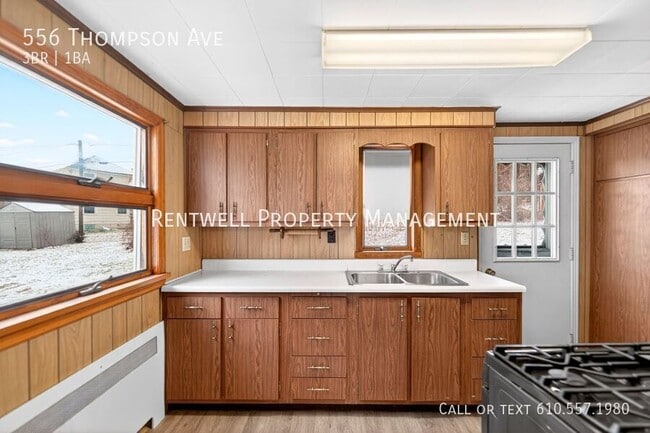 Building Photo - 556 Thompson Ave