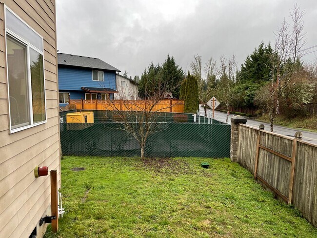 Building Photo - ***REST OF DECEMBER FREE***? Your Dream Rental: Large, Serene Home with Fenced Yard?