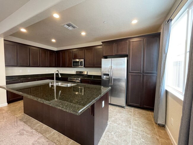 Building Photo - 3845 Lookout Dr