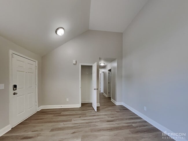 Building Photo - 2300 Saluda Dr