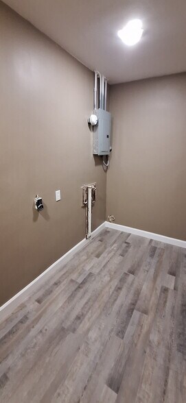 Building Photo - 404 E 3rd Dr S