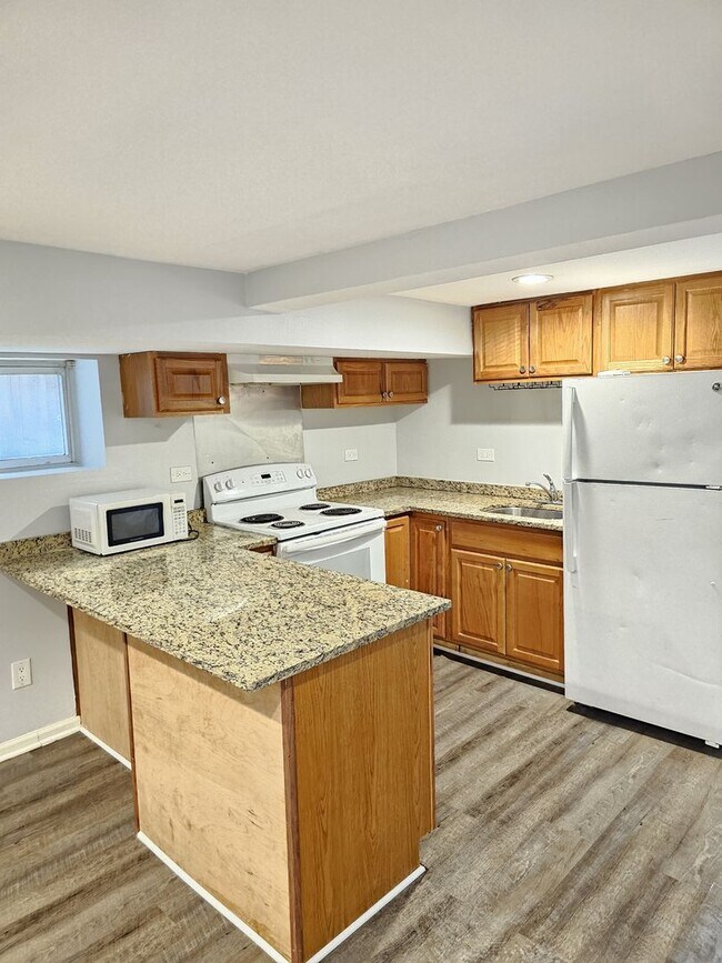 Building Photo - 2850 N Nordica Ave