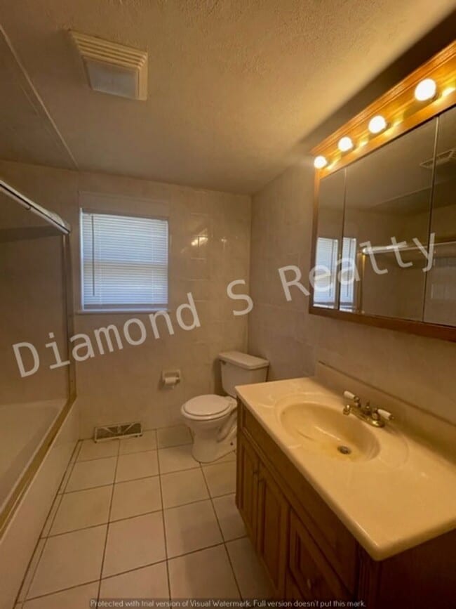 Building Photo - Spacious 2 Bedroom Home - Fenced Yard!