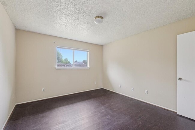 Building Photo - 4003 Stonebridge Dr