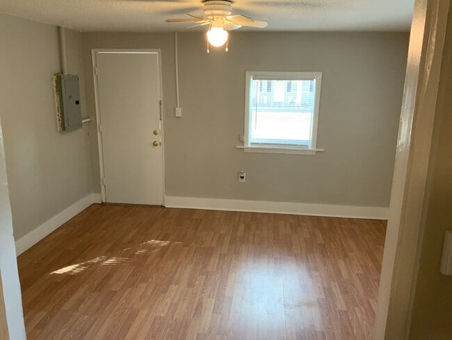 Building Photo - 1 bed 1bath duplex near Prisma health