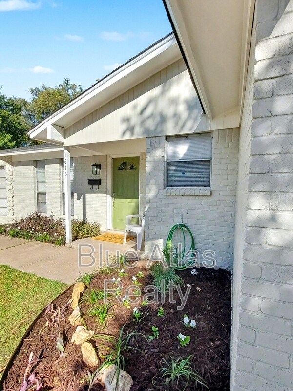 Building Photo - 1613 Continental Dr