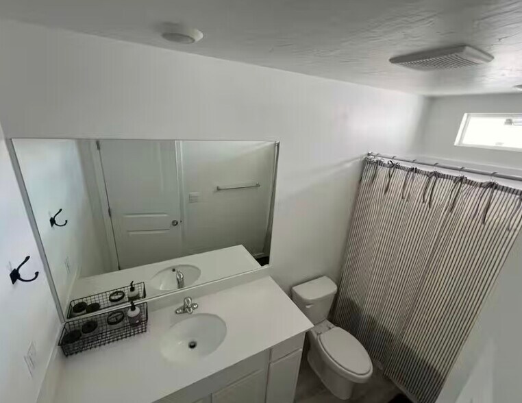 Master bathroom - 986 E Manifest Ln