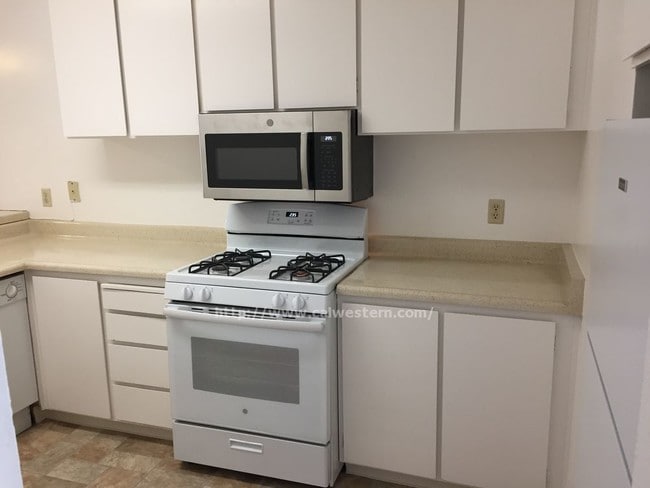 Building Photo - 2 bedroom Townhouse Apartments Available