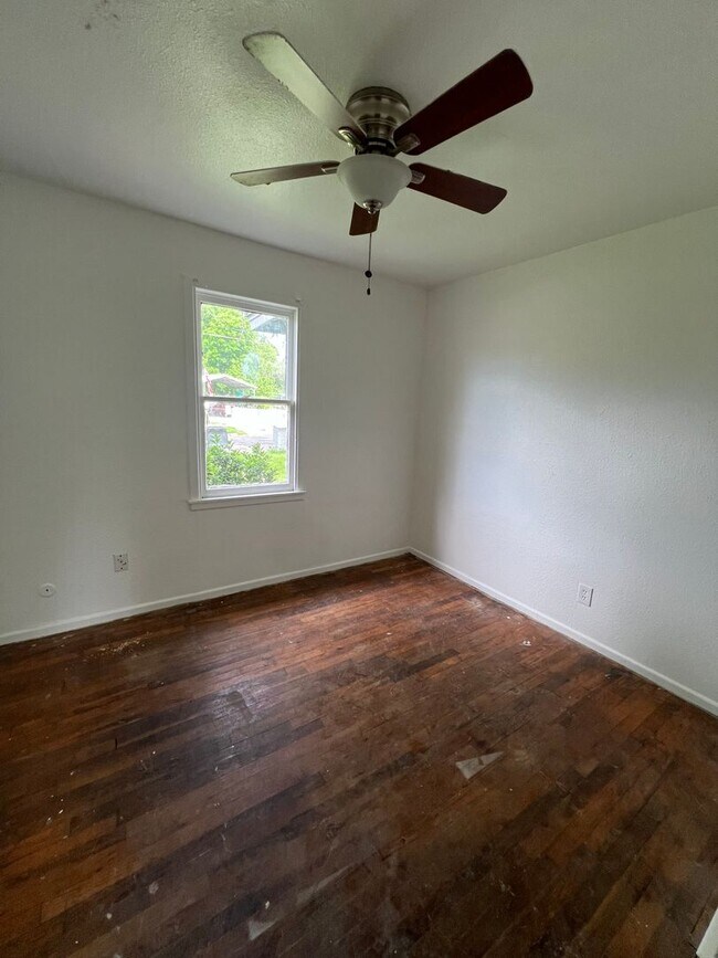 Building Photo - Near Carver Elementary!