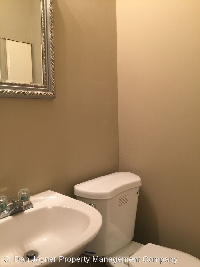 Building Photo - 3 br, 2 bath House - 228 W. Hillcrest Drive