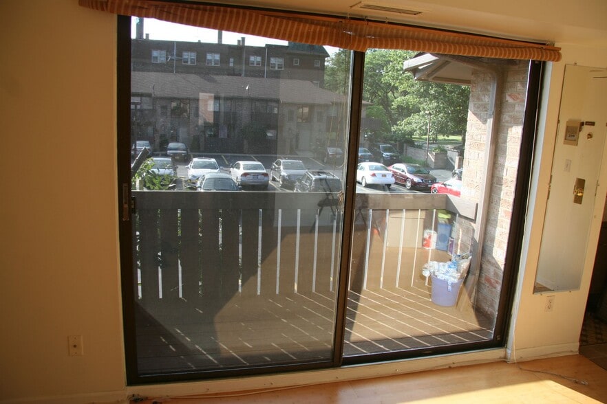 Balcony - 11015 Lake Ave