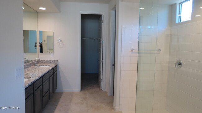 Building Photo - 5862 N 86th Dr