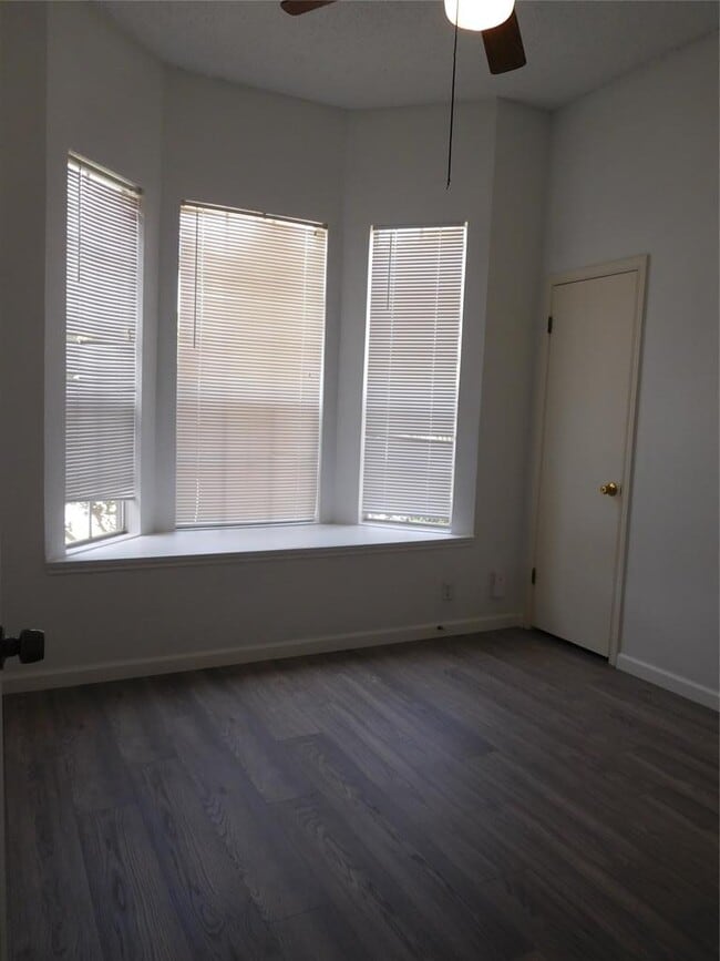 Building Photo - 2202 Quiet Wood Dr