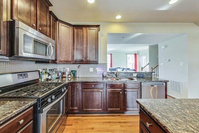 Building Photo - *Coming Soon* 3 bedroom, 2.5 bath Luxury Townhome in Market Square Subdivision!