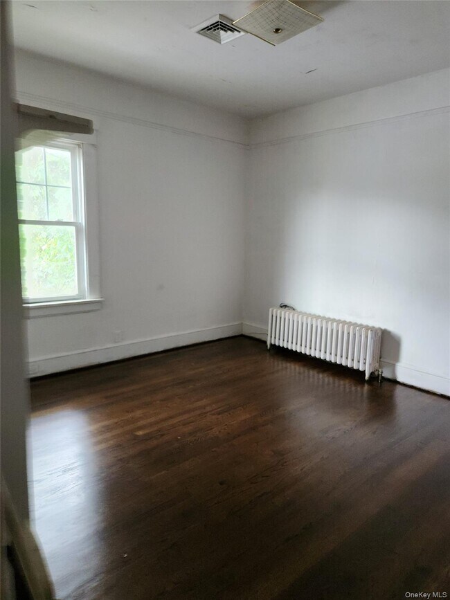 Building Photo - 547 Violet Ave