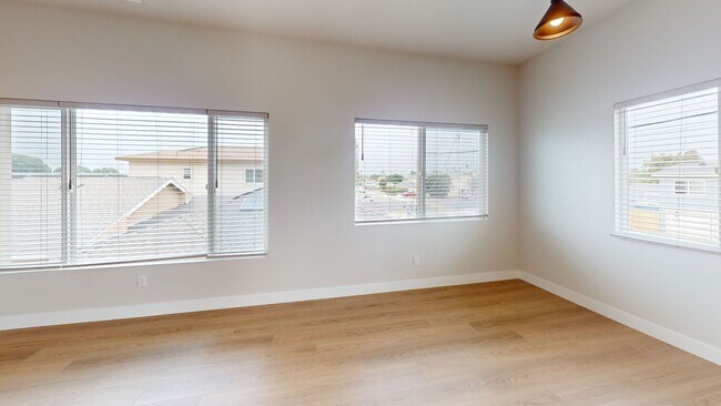 Building Photo - Move-in Special $500 Off*