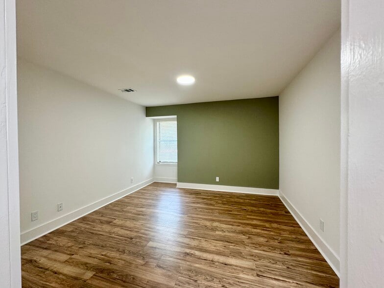 Building Photo - 1904 Variations Dr NE