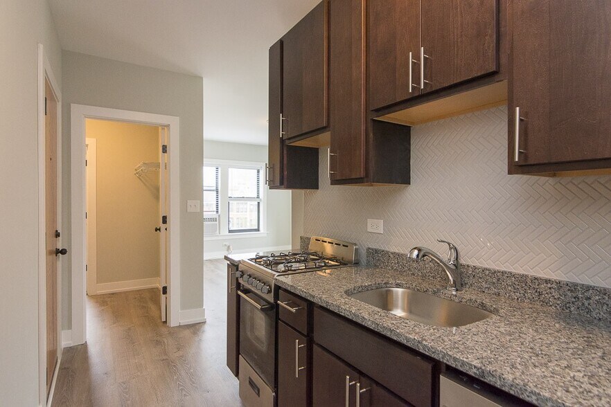 Building Photo - 706 W Brompton Ave