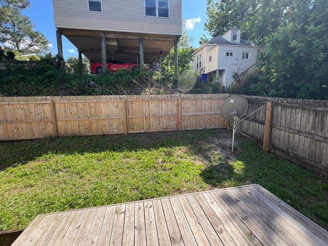 Building Photo - Large spacious Townhouse just blocks from ...