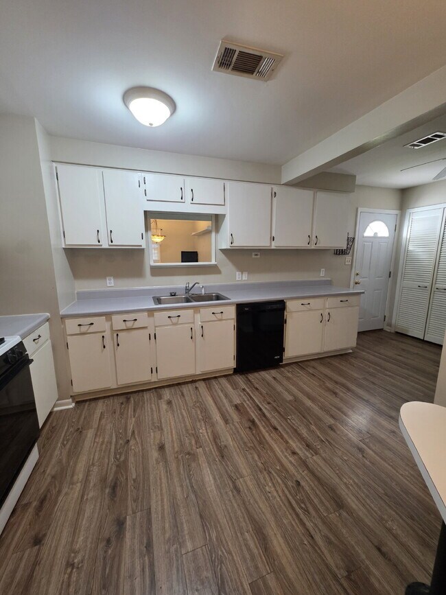 Building Photo - Darling home ready for you!