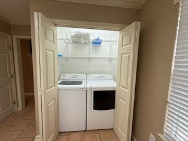 Building Photo - 4 Laura Dr