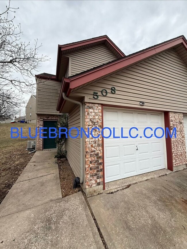 Building Photo - Updated unit with fresh paint and modern finishes!