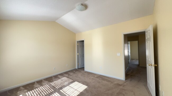 Building Photo - Spacious 3-Bedroom End Unit in Liberty Squ...