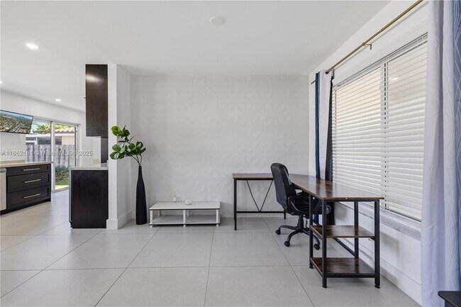 Building Photo - 1709 SW 5th Pl