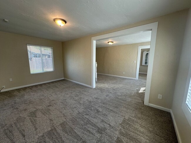 Building Photo - 3 Bedroom 2 Bathroom Home with Yard