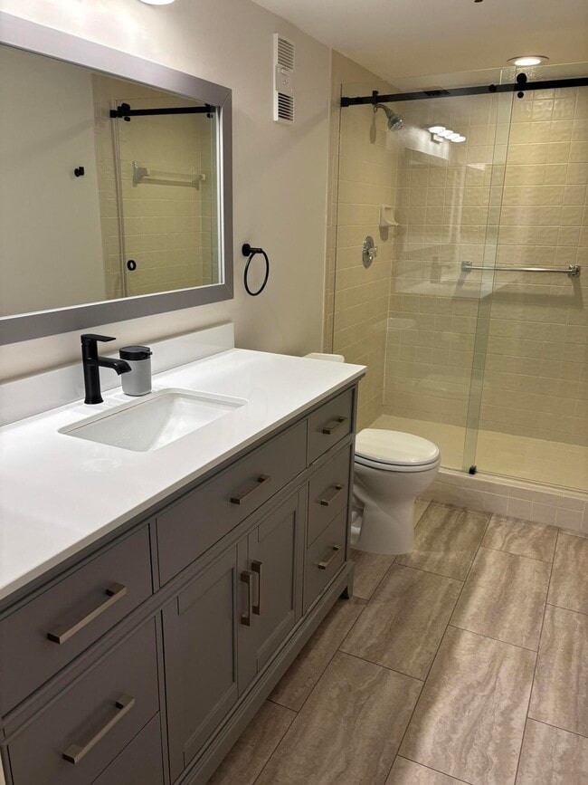 Building Photo - 7260 Kinghurst Dr