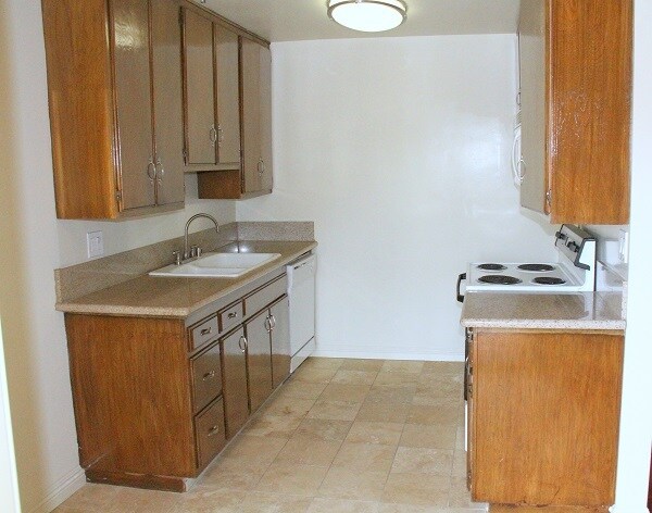 Building Photo - 301 Knob Hill Ave