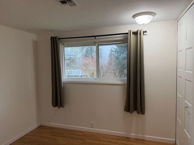 Building Photo - Beautiful 4 bedroom, 3 bathroom home in Eugene! MOVE IN SPECIAL!