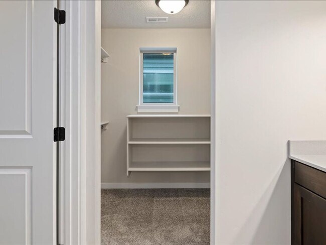 Building Photo - Free September Rent!  Beautiful Newer 4 Bed, 3 Bath located in the heart of Meridian - available ...