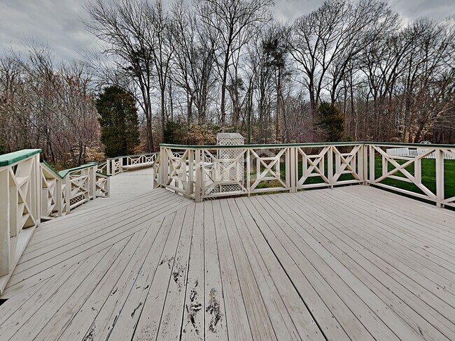 Building Photo - 300 Lucas Park Dr