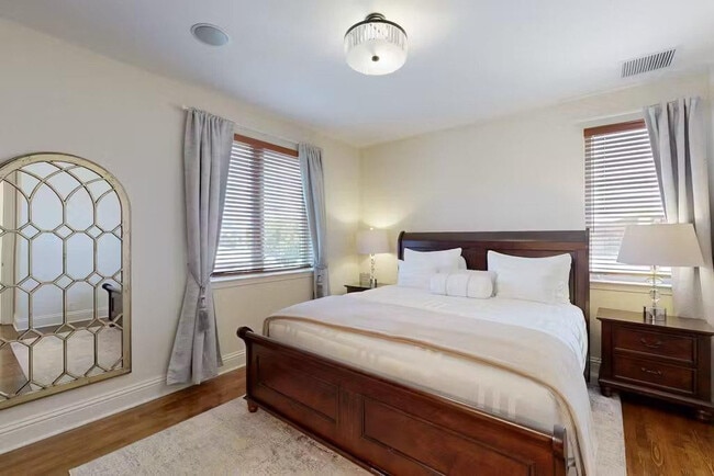 Building Photo - 3030 NE 45th St